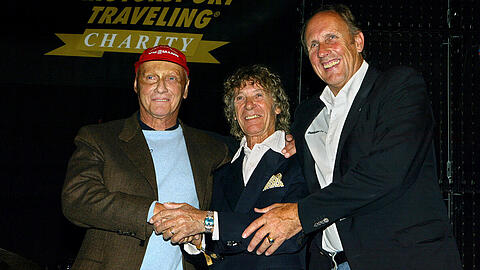 Dank an seine Retter: Niki Lauda (l.) mit Arturo Merzario, der ihn damals aus dem brennenden Auto zog, und "Striezel" Stuck (r.).