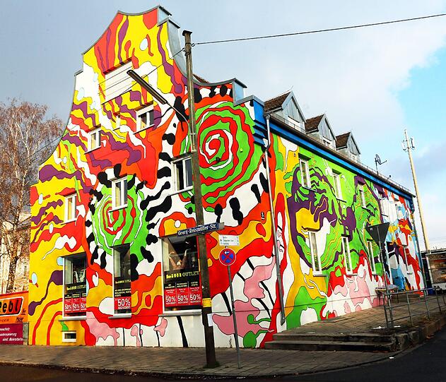 Fast schon ein Allacher Wahrzeichen ist dieses bunte Haus am Oertelplatz. Foto: Petra Schramek