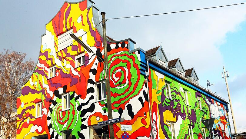 Fast schon ein Allacher Wahrzeichen ist dieses bunte Haus am Oertelplatz. Foto: Petra Schramek Fast schon ein Allacher Wahrzeichen ist dieses bunte Haus am Oertelplatz. Foto: Petra Schramek