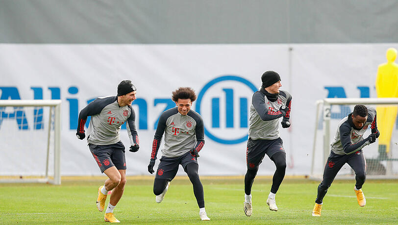 Leon Goretzka (l.) hat sich im Training verletzt und fällt gegen Kiel aus. (Archivbild)