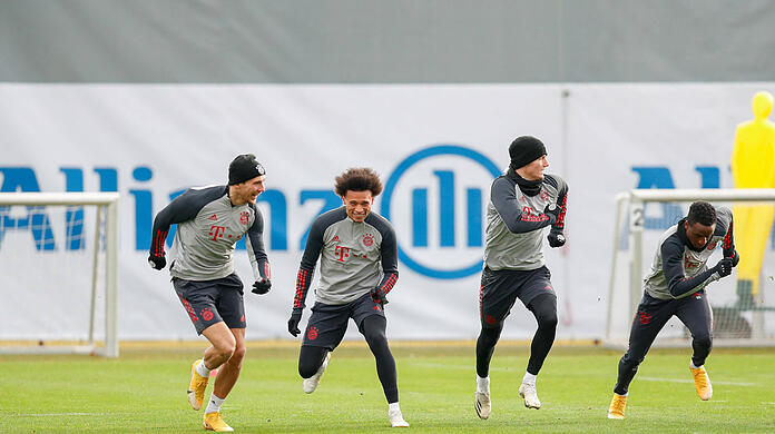 Leon Goretzka (l.) hat sich im Training verletzt und fällt gegen Kiel aus. (Archivbild)
