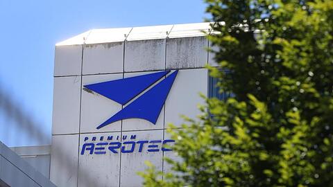 Das Logo der Premium Aerotec prangt am Hauptsitz des Unternehmens.