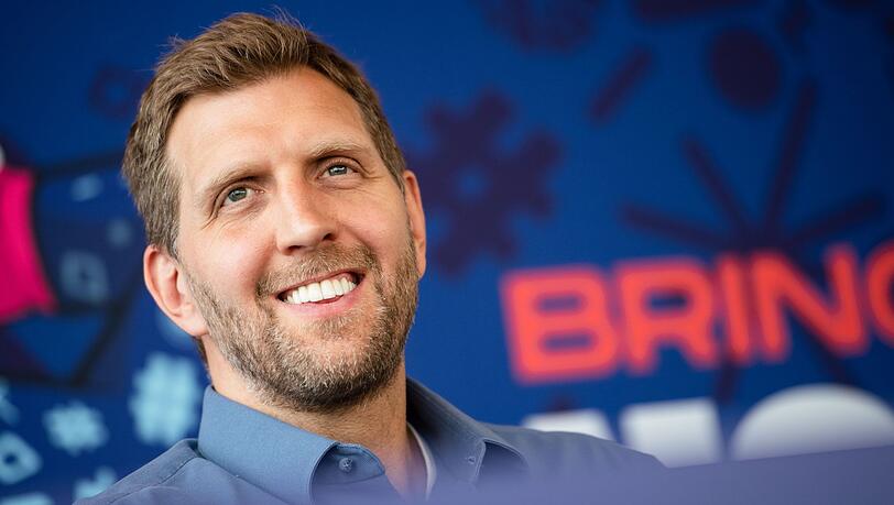 Dirk Nowitzki blickt während einer Pressekonferenz zur Basketball-EM 2022 in die Runde.