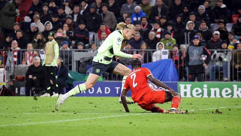 Beim Spiel gegen Manchester City rutschte Dayot Upamecano gegen Erling Haaland auf dem seifigen Rasen folgenschwer aus.