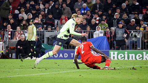 Beim Spiel gegen Manchester City rutschte Dayot Upamecano gegen Erling Haaland auf dem seifigen Rasen folgenschwer aus.