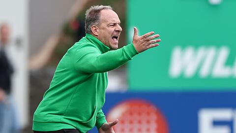 Der Fürther Trainer Alexander Zorniger gestikuliert am Spielfelrand.