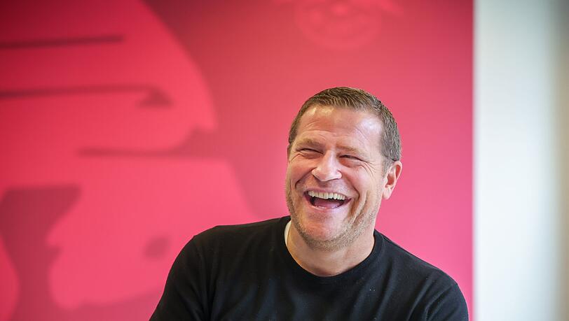 RB-Sportvorstand Max Eberl sitzt anlässlich seiner Vorstellung in der Red-Bull-Akademie.