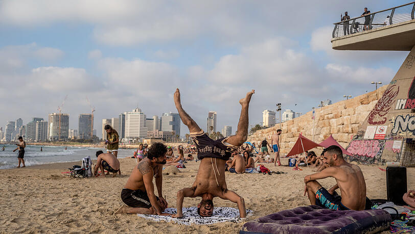 Menschen am Strand von Tel Aviv. Menschen am Strand von Tel Aviv.