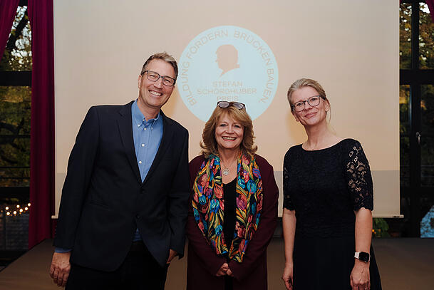 Alexandra Sch&ouml;rghuber (M.) mit den M&uuml;nchner Preistr&auml;gern Philip G&uuml;rtler (Prop) und Anja Feichter (Johanniter-Unfall-Hilfe).