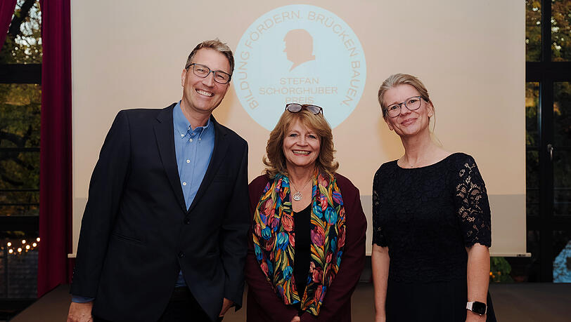 Alexandra Schörghuber (M.) mit den Münchner Preisträgern Philip Gürtler (Prop) und Anja Feichter (Johanniter-Unfall-Hilfe). Alexandra Schörghuber (M.) mit den Münchner Preisträgern Philip Gürtler (Prop) und Anja Feichter (Johanniter-Unfall-Hilfe).