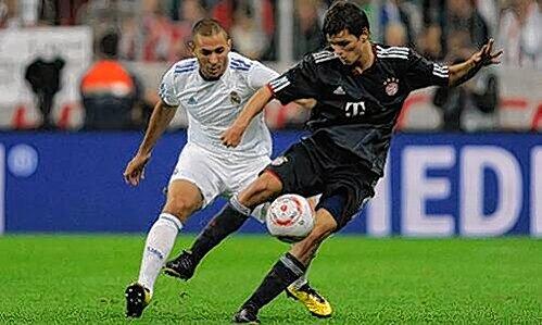 Keine Scheu vor großen Namen: Drittliga-Kicker Nicolas Jüllich (r.) im Zweikampf mit Real Madrids Karim Benzema.