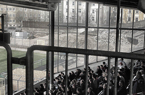 Das kleine Derby zwischen den Regionalliga-Teams des FC Bayern und des TSV 1860 München hat AZ-Sportchef Gunnar Jans für einen kleinen Streifzug durch das marode Grünwalder Stadions genutzt. Dort sind ihm beachtliche Motive untergekommen. Sehen Sie die Aufnahmen in der Bilderstrecke!
