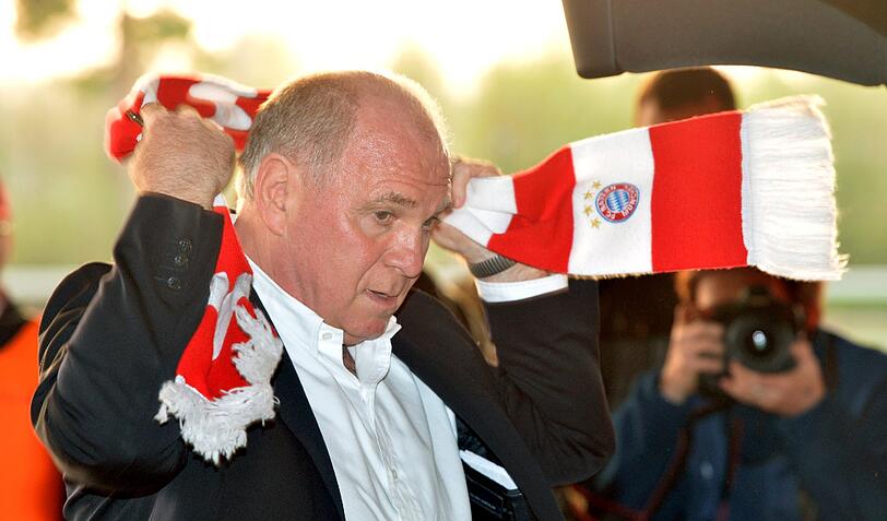 Hoeneß legt sich den Bayern-Schal um.