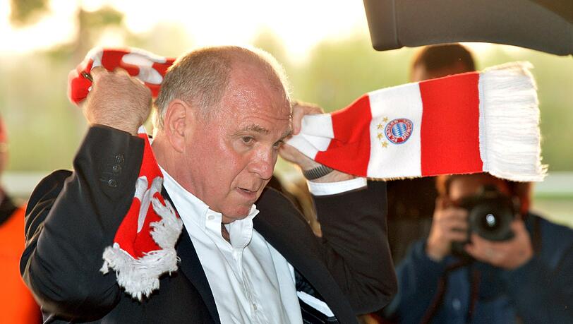Hoeneß legt sich den Bayern-Schal um.