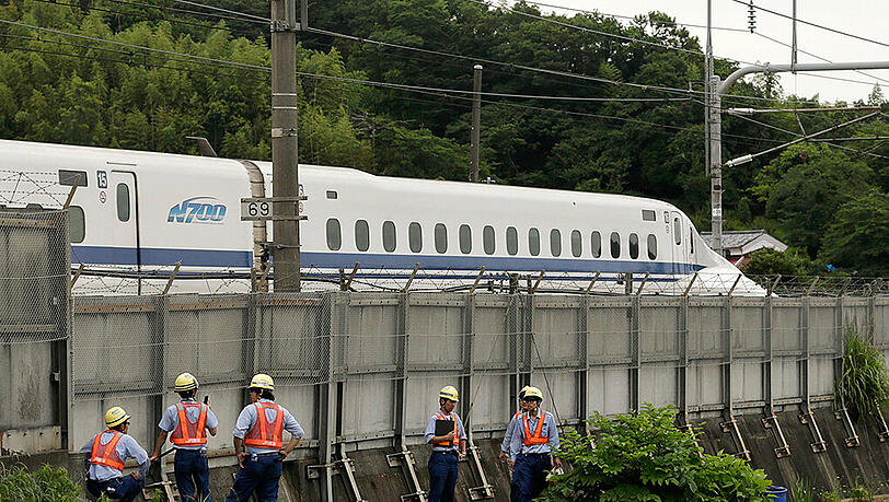 Es war nach Angaben des Betreibers Japan Railways der erste Unfall mit Verletzten oder Toten, seit die Superschnellzüge 1964 in den Dienst gestellt wurden. Es war nach Angaben des Betreibers Japan Railways der erste Unfall mit Verletzten oder Toten, seit die Superschnellzüge 1964 in den Dienst gestellt wurden.