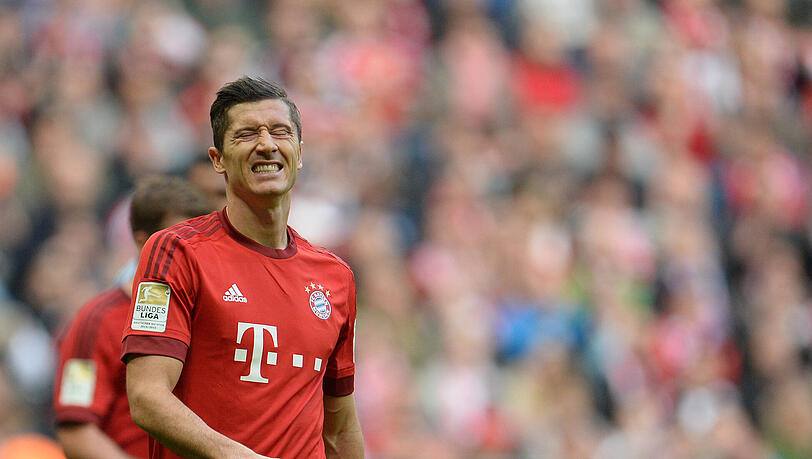 Robert Lewandowski beim Spiel gegen Schalke 04. Robert Lewandowski beim Spiel gegen Schalke 04.