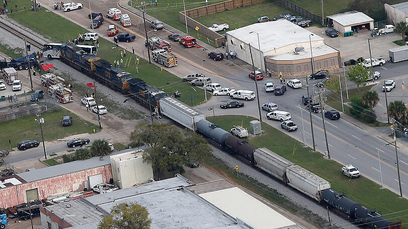 Einsatzkräfte arbeiten an einer Unfallstelle am 07.03.2017 in Biloxi, USA, nachdem ein Bus mit einem Zug kollidiert war.