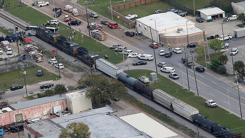Einsatzkräfte arbeiten an einer Unfallstelle am 07.03.2017 in Biloxi, USA, nachdem ein Bus mit einem Zug kollidiert war. Einsatzkräfte arbeiten an einer Unfallstelle am 07.03.2017 in Biloxi, USA, nachdem ein Bus mit einem Zug kollidiert war.
