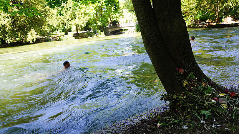Blumen am Baum zeigen die Stelle, an der vor rund zwei Wochen ein 15-jähriges Mädchen im Eisbach ertrunken ist.