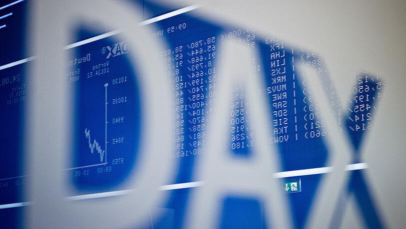 Im Schriftzug "DAX" spiegelt sich die große Anzeigetafel mit dem bis dahin erreichten Kursverlauf im Handelssaal der Börse in Frankfurt am Main. Im Schriftzug "DAX" spiegelt sich die große Anzeigetafel mit dem bis dahin erreichten Kursverlauf im Handelssaal der Börse in Frankfurt am Main.