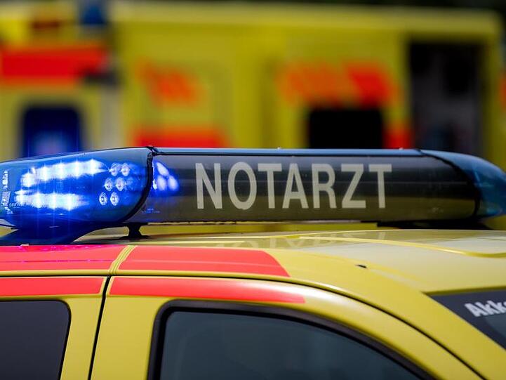 Ein Notarztwagen mit Blaulicht ist im Einsatz. Foto: Monika Skolimowska/ZB/dpa/Symbolbild