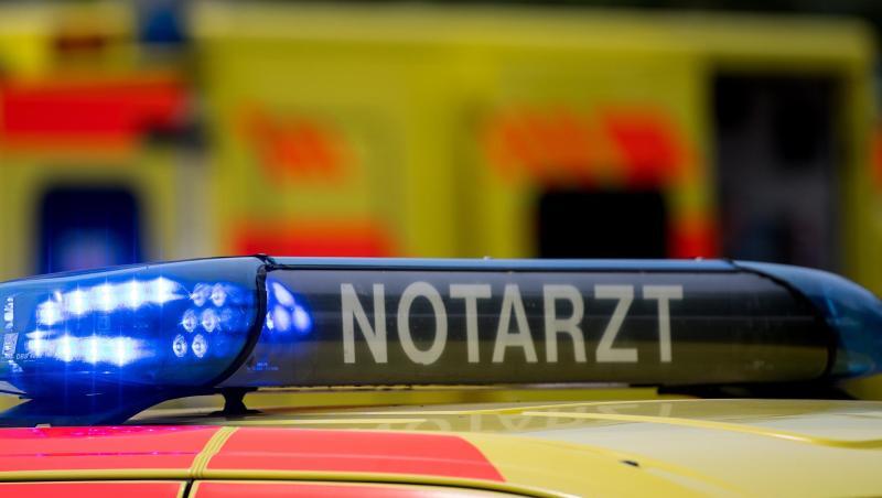 Ein Notarztwagen mit Blaulicht ist im Einsatz. Foto: Monika Skolimowska/ZB/dpa/Symbolbild Ein Notarztwagen mit Blaulicht ist im Einsatz. Foto: Monika Skolimowska/ZB/dpa/Symbolbild