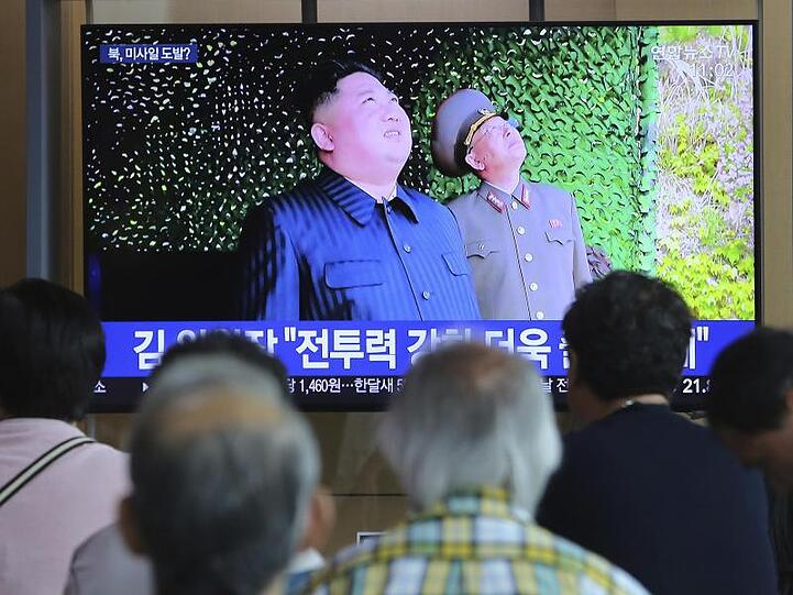 Nachritensendung am Bahnhof von Seoul. Nordkorea hat seine umstrittenen Waffentests am Samstag als Übung für den Einsatz von Raketen und Lenkwaffen beschrieben.