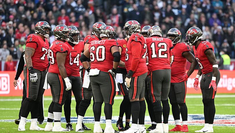 Tom Brady (3.v.r), Quarterback der Tampa Bay Buccaneers, steht mit seinen Teamgefährten zusammen.