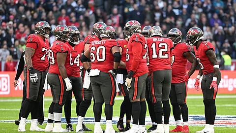 Tom Brady (3.v.r), Quarterback der Tampa Bay Buccaneers, steht mit seinen Teamgefährten zusammen.