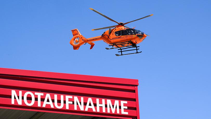 Die Kopfverletzungen des Mannes sind so schwerwiegend, dass ein Rettungshubschrauber anrückt. (Symbolbild)