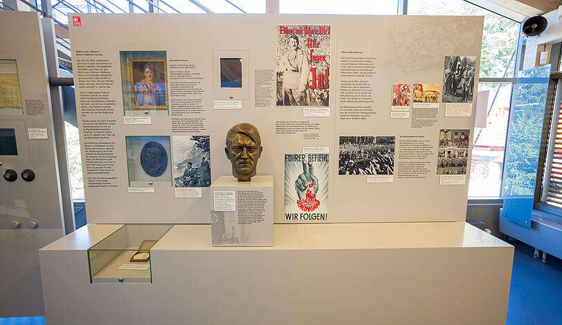 Eine Büste von Adolf Hitler sowie diverse Plakate und Bilder sind im NS-Dokumentationszentrum Obersalzberg ausgestellt. Eine Büste von Adolf Hitler sowie diverse Plakate und Bilder sind im NS-Dokumentationszentrum Obersalzberg ausgestellt.