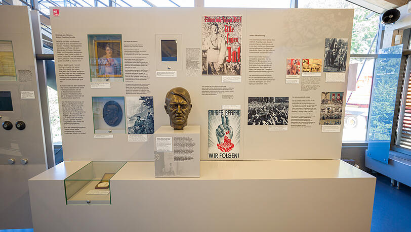 Eine Büste von Adolf Hitler sowie diverse Plakate und Bilder sind im NS-Dokumentationszentrum Obersalzberg ausgestellt. Eine Büste von Adolf Hitler sowie diverse Plakate und Bilder sind im NS-Dokumentationszentrum Obersalzberg ausgestellt.