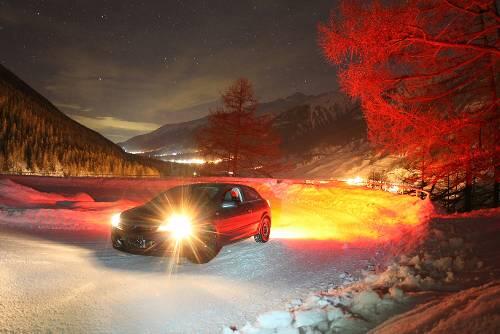 Harte Testbedingungen: Die ADAC-Experten in Eis und Schnee.