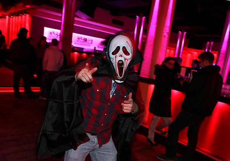 Wilde Kostüme, gruselige Wunden, spitze Zähne: So wild feierte München "Europas größte Halloween-Party" in der Kultfabrik!