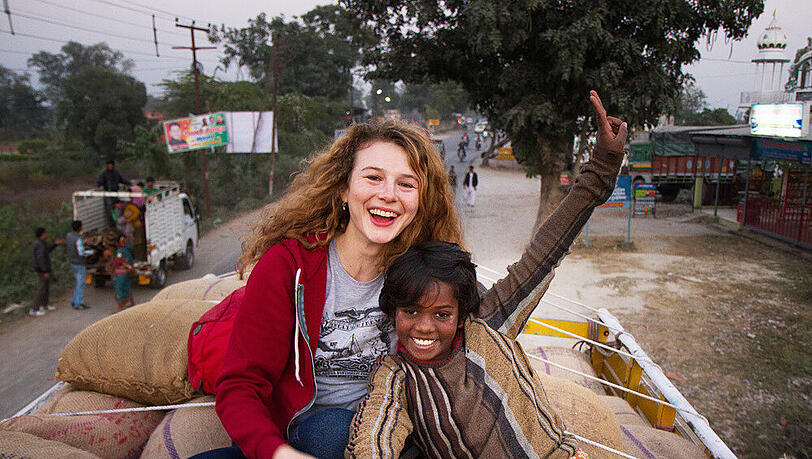 Kati (Anna Maria Sturm) will die kleine Aphsalai (Muskaan Khan) zu ihren Eltern bringen Kati (Anna Maria Sturm) will die kleine Aphsalai (Muskaan Khan) zu ihren Eltern bringen