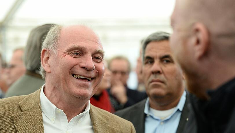 Gute Laune bei Uli Hoeneß: Die Bilder von der Grundsteinlegung für das Nachwuchsleistungszentrum am Freitag. Gute Laune bei Uli Hoeneß: Die Bilder von der Grundsteinlegung für das Nachwuchsleistungszentrum am Freitag.
