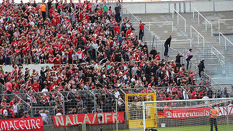 Beim Derby im August 2014 kam es zu den üblichen Auseinandersetzungen. Der verurteilte Türsteher saß auf dem Zaun und heizte den Becherwerfern ein.