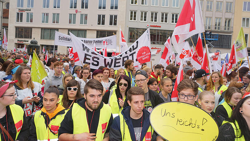 "Uns reichts": Demonstranten bei der Streikversammlung auf dem Marienplatz.