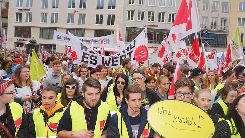 "Uns reichts": Demonstranten bei der Streikversammlung auf dem Marienplatz. "Uns reichts": Demonstranten bei der Streikversammlung auf dem Marienplatz.