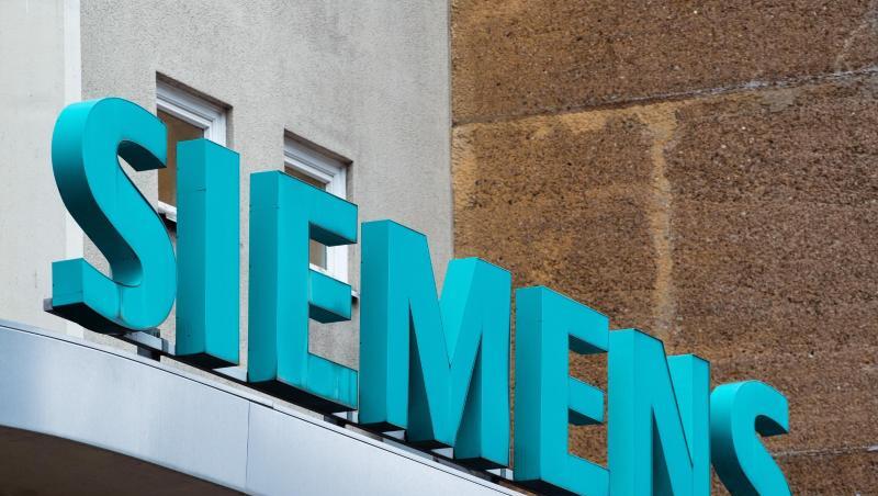 Blick auf das Eingangstor von Siemens in Berlin.