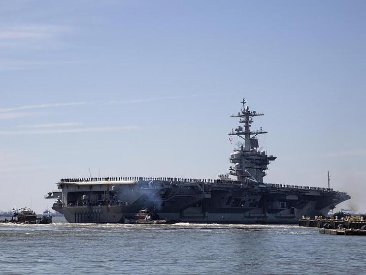 Der Flugzeugträger USS Abraham Lincoln in der Naval Station Norfolk.