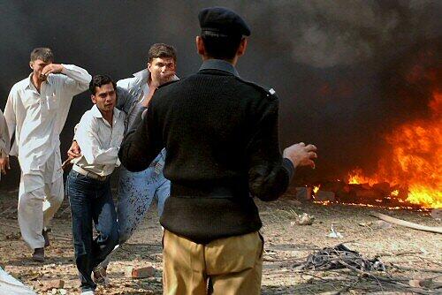 Menschen in Lahore flüchten nach einem der Anschläge