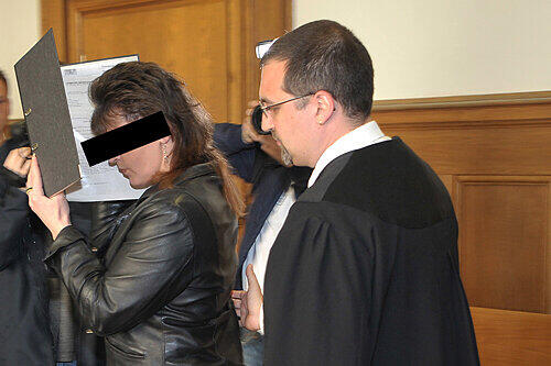 Bestritt die Tötungsabsicht: Mark (19) mit Verteidiger Peter Hoffmann, fühlte sich angeblich von seinem jüngeren Bruder Michael (18) provoziert, wie der Angeklagte in einer kurzen Erklärung bekannt gab..