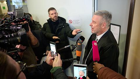 Zur Frage nach einem Rechtsgespr&auml;ch &auml;u&szlig;erte sich der Verteidiger zun&auml;chst nicht