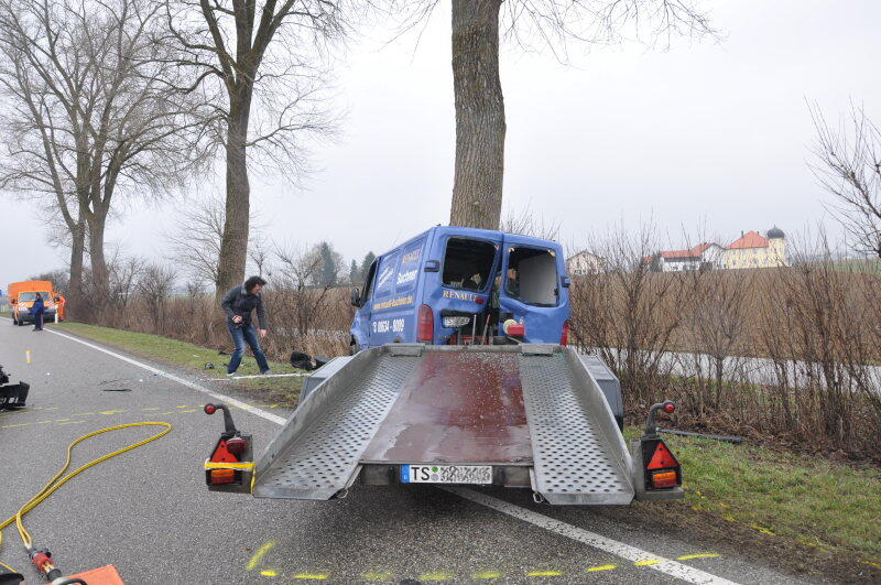Am Donnerstagmorgen kam es auf der B299 zwischen Altötting und Unterneukirchen zu einem schweren Verkehrsunfall. Der Fahrer eines BMWs überholte mehrere Fahrzeuge und kam dabei ins schleudern. Daraufhin kollidierte das Fahrzeug mit einem Kleintransporter. Dieser erfasse den BMW seitlich auf der Fahrerseite.

Der Fahrer des erlag sofort seinen Verletzungen. Der Fahrer des Transporters wurde mit leichten Verletzungen ins Krankenhaus gebracht.