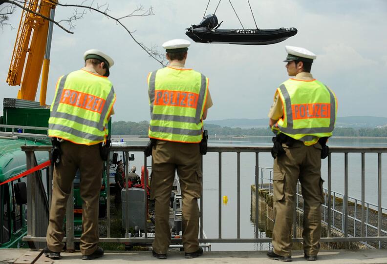 Hier zieht die Polizei das Wohnmobil der vermissten Ehepaares aus der Donau. Die Bilder.
