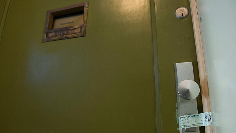 Die Polizei hat die Tür von Amerells Wohnung im dritten Stock mit einem Siegel versehen. Die Polizei hat die Tür von Amerells Wohnung im dritten Stock mit einem Siegel versehen.