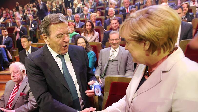 Schwarze Kanzlerin mit roten Altkanzlern: Angela Merkel schüttelt Gerhard Schröder die gesunde Hand, Helmut Schmidt (ganz links) bleibt sehr gelassen. Schwarze Kanzlerin mit roten Altkanzlern: Angela Merkel schüttelt Gerhard Schröder die gesunde Hand, Helmut Schmidt (ganz links) bleibt sehr gelassen.