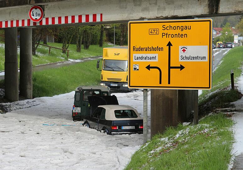 Bei einem Unwetter mit starkem Hagelschlag sind am Freitagabend in Schwaben mehrere Unterführungen überflutet worden. Autos blieben stecken.
