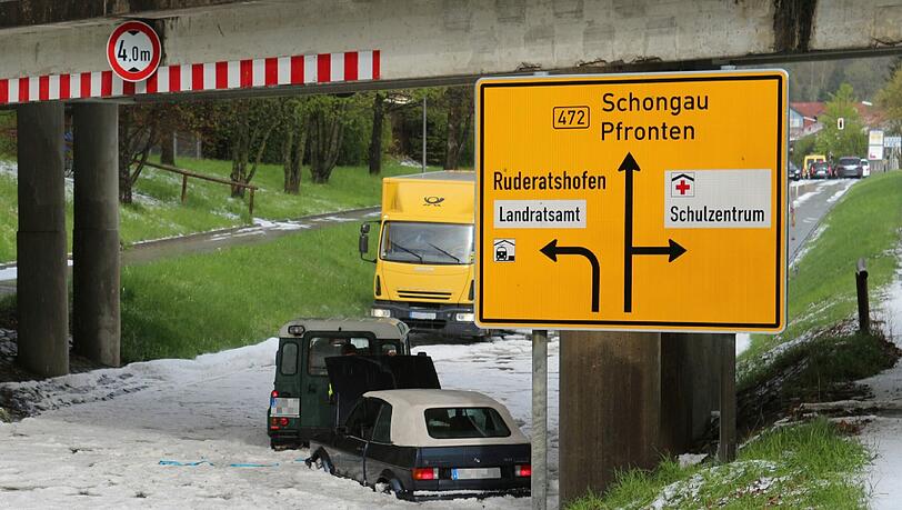 Bei einem Unwetter mit starkem Hagelschlag sind am Freitagabend in Schwaben mehrere Unterführungen überflutet worden. Autos blieben stecken. Bei einem Unwetter mit starkem Hagelschlag sind am Freitagabend in Schwaben mehrere Unterführungen überflutet worden. Autos blieben stecken.